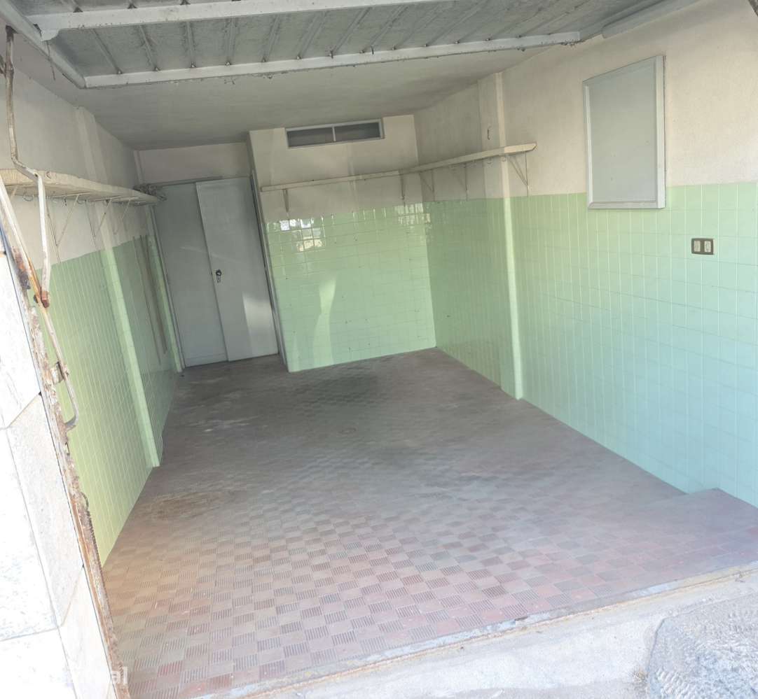 Garagem de 20 m² com WC e acesso direto à rua — São João do Estoril - Grande imagem: 2/4