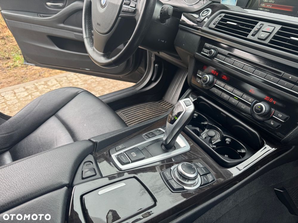 BMW Seria 5 528i xDrive Luxury Line - 28