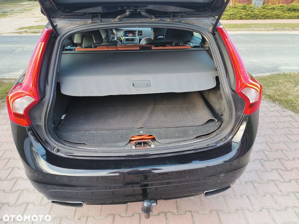 Volvo V60 D6 AWD Plug-in Hybrid R-Design Momentum - 14