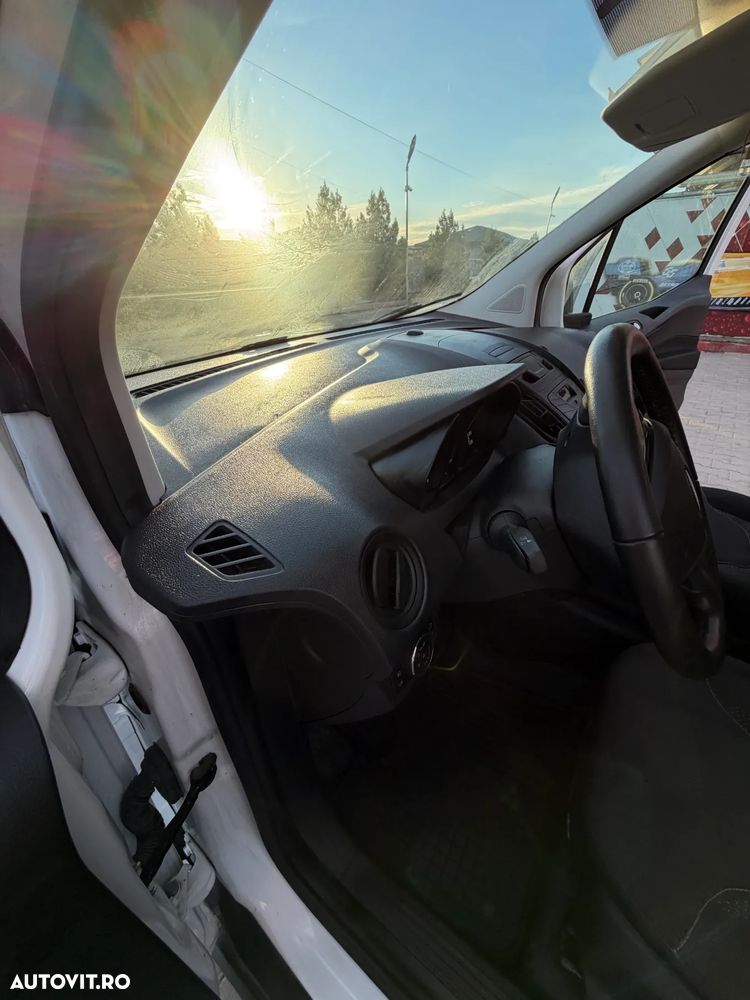Ford Transit Courier - 21
