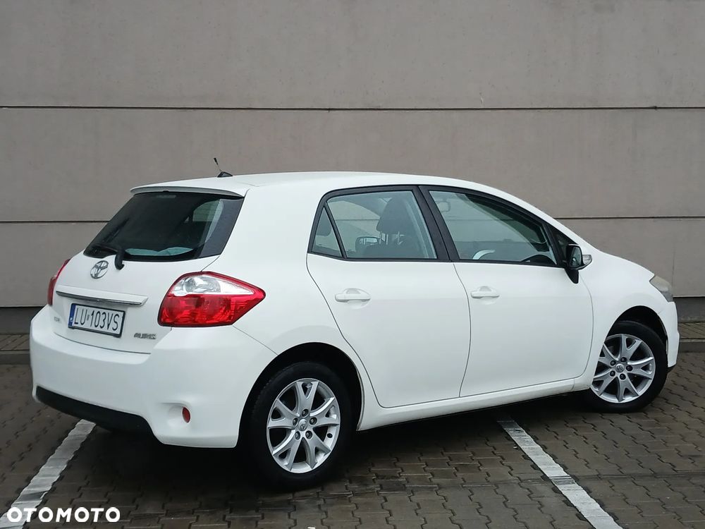Toyota Auris 2012 photo 2