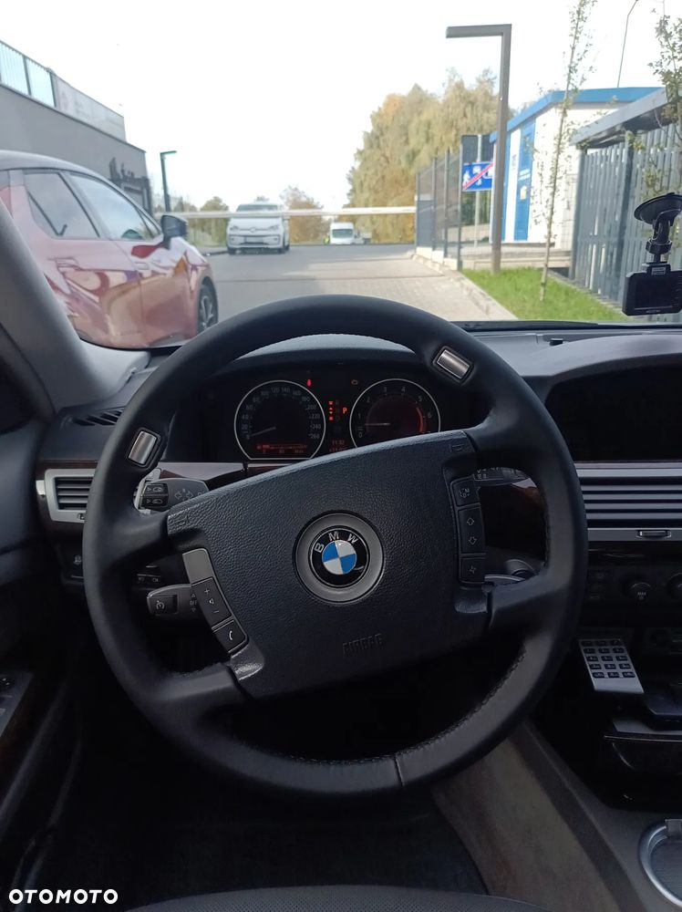 BMW Seria 7 745i - 8