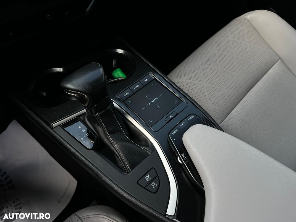 Lexus UX 250h Luxury Line - 32