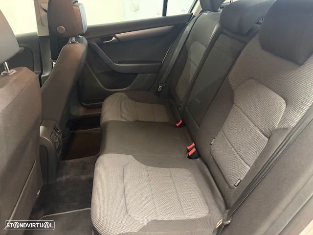 VW Passat 1.6 TDI BlueMotion - 11