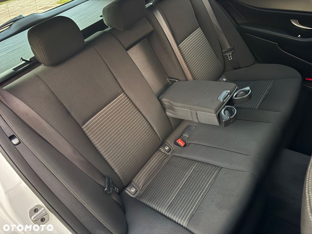 Mercedes-Benz Klasa E 220 d 4Matic 9G-TRONIC Sportstyle Edition - 32
