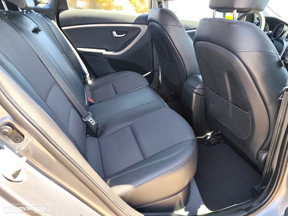 Hyundai i30 1.6 CRDI STyle J17 - 13