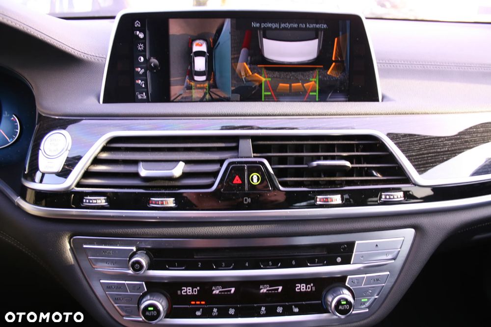BMW Seria 7 750i xDrive - 13