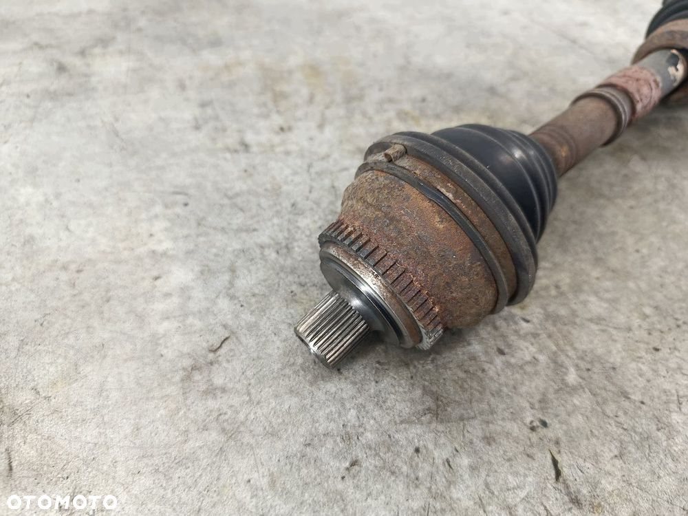 PÓŁOŚ PRAWA PRZÓD AUDI 80 B4  2.0 8V - 2