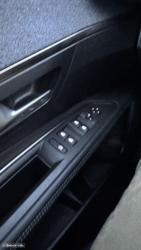 Peugeot 3008 1.2 PureTech Allure Pack EAT8 - 26