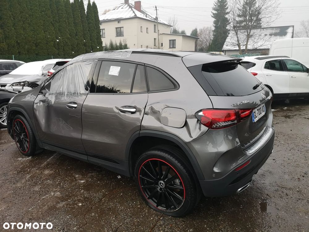 Mercedes-Benz GLA - 33