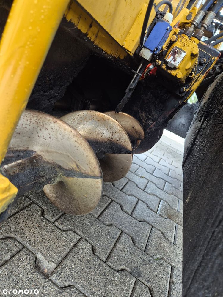 Caterpillar AP 300 / ROZŚCIEŁACZ DO ASFALTU / SERWISOWANY / 1WŁ / WIBRACJE + PODGRZEWANY STÓŁ / MOŻLIWOŚĆ TRANSPORTU - 36