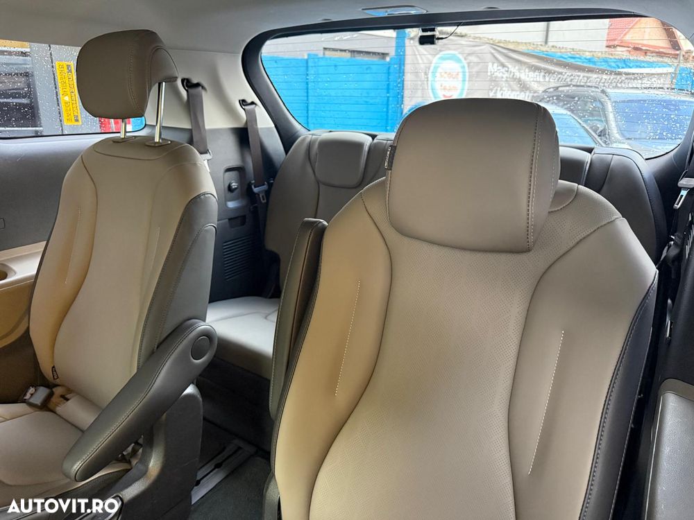 Kia Carnival - 16