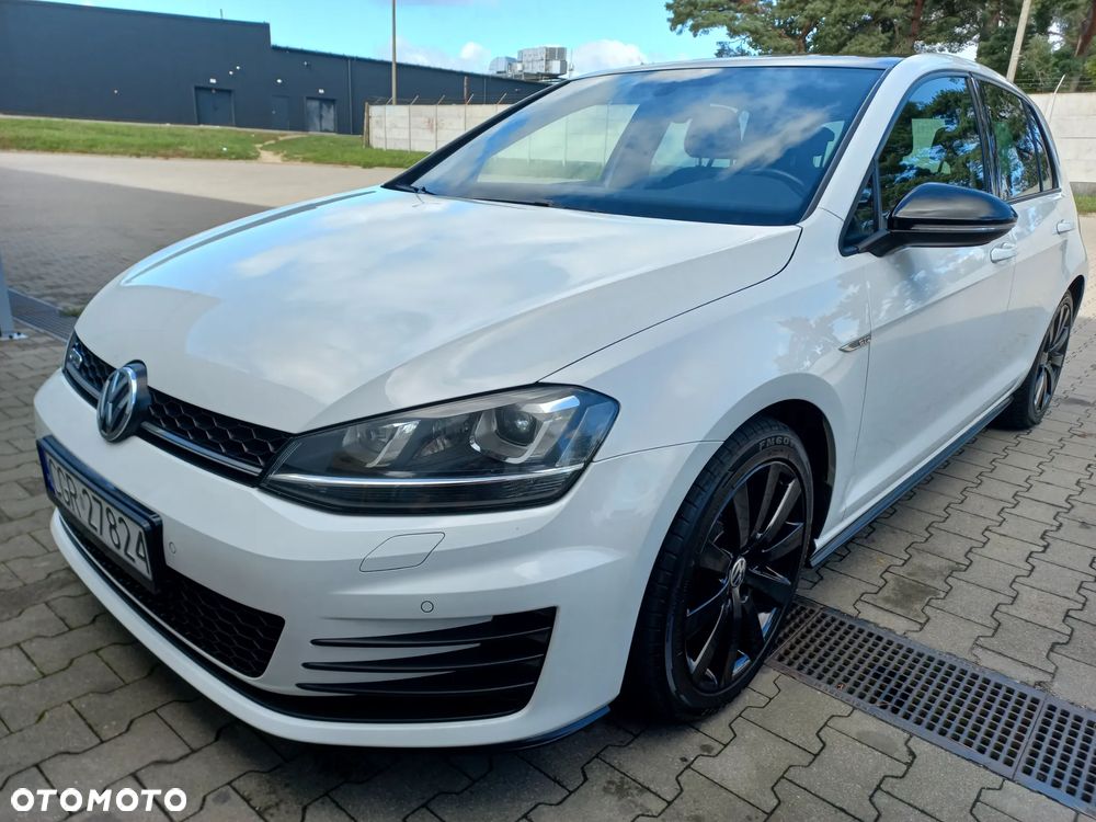 Volkswagen Golf - 1