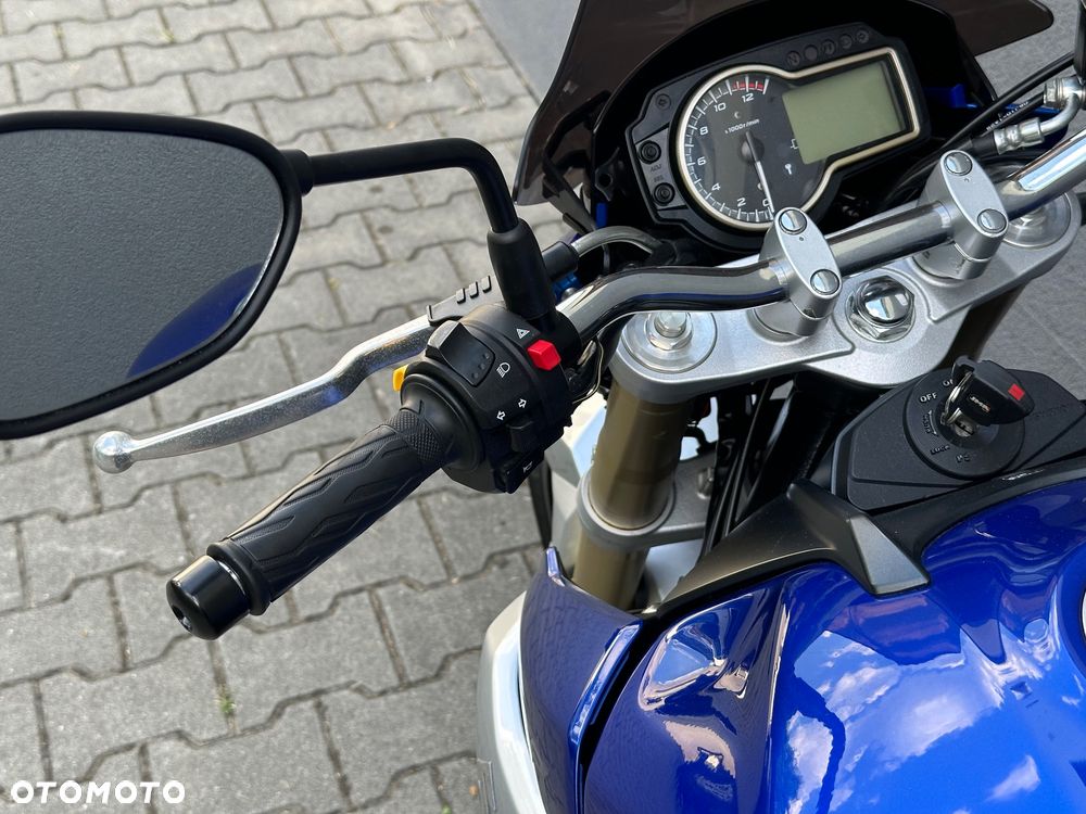 Suzuki GSR - 19