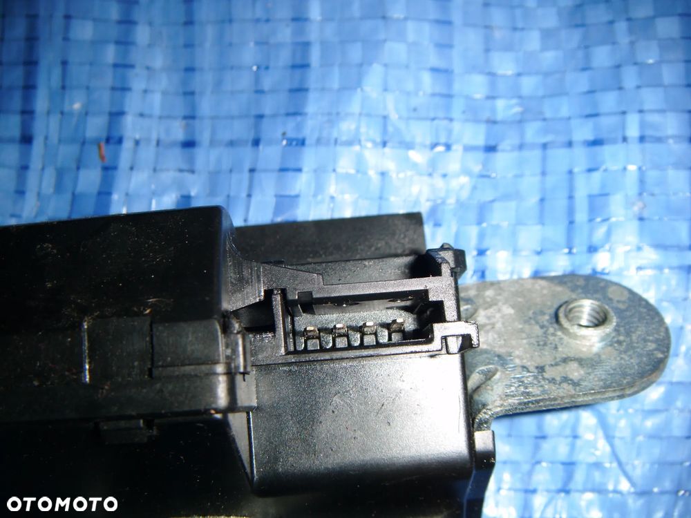 fiat grande punto 05r   zamek klapy tył - 2