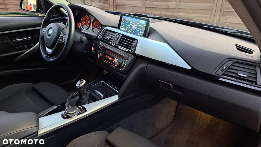 BMW Seria 3 318d Sport Line - 33