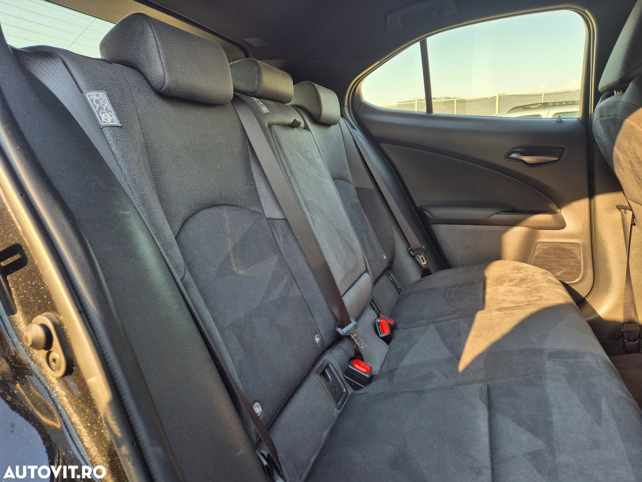 Lexus UX 250h Business Edition - 27