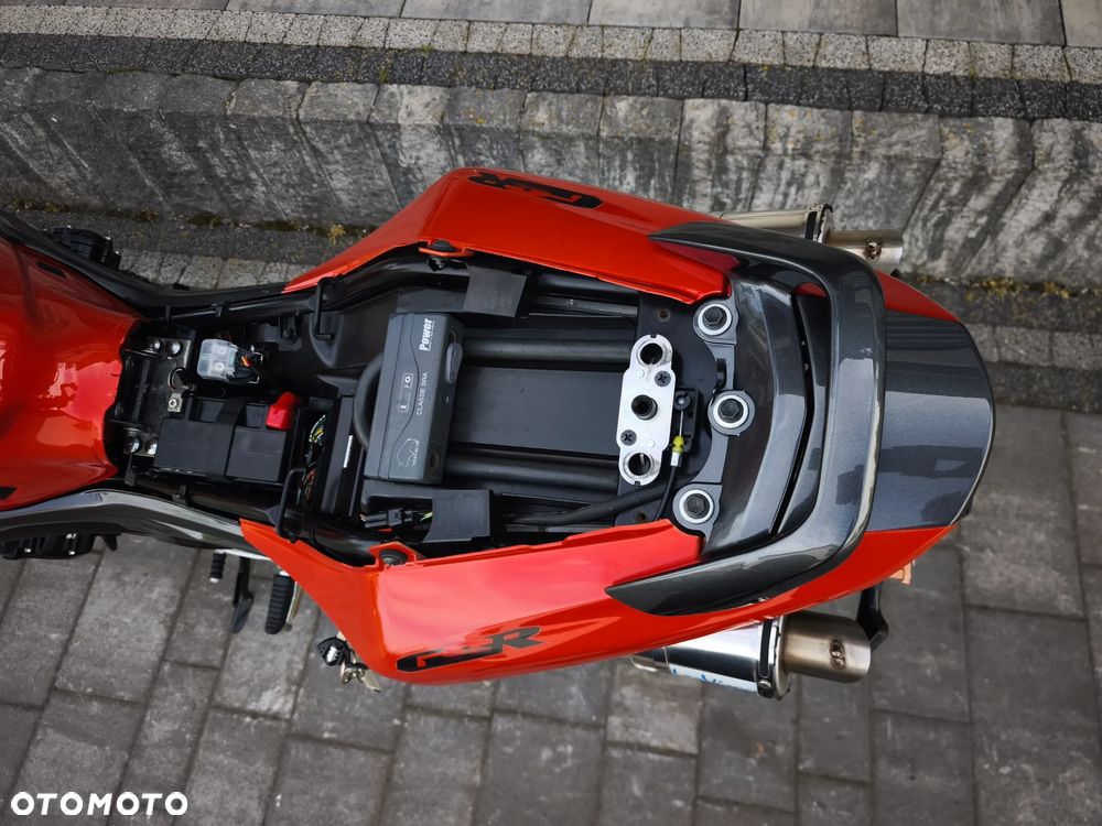 Suzuki GSR - 25