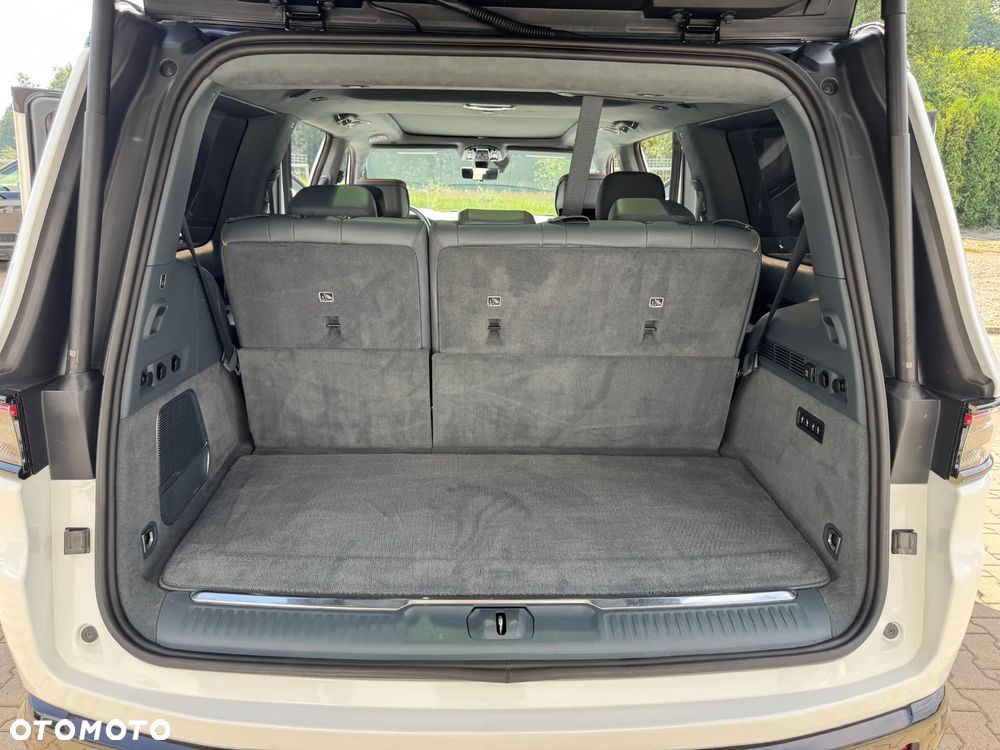 Jeep Grand Wagoneer - 14