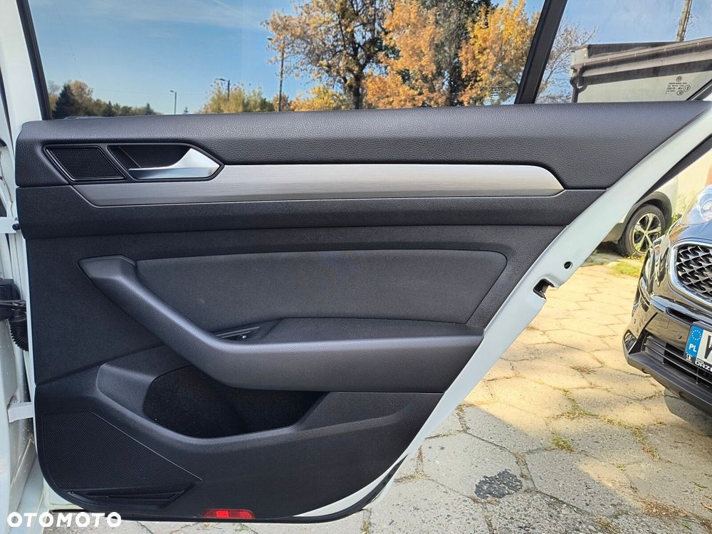 Volkswagen Passat - 12