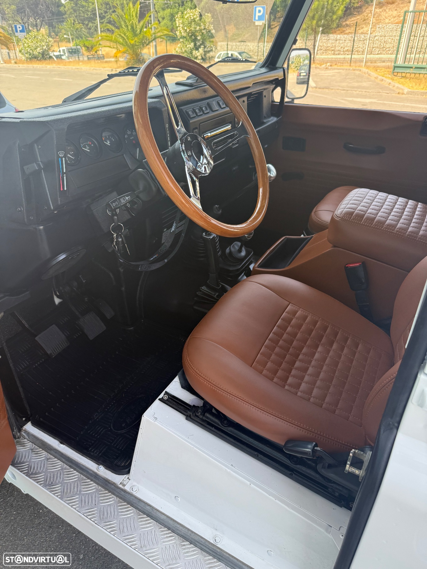 Land Rover Defender - 15