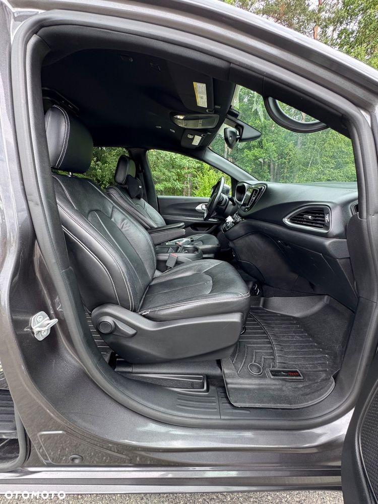 Chrysler Pacifica - 15