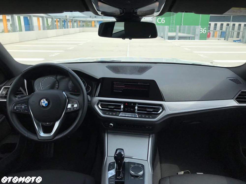 BMW Seria 3 320i xDrive Sport Line sport - 26