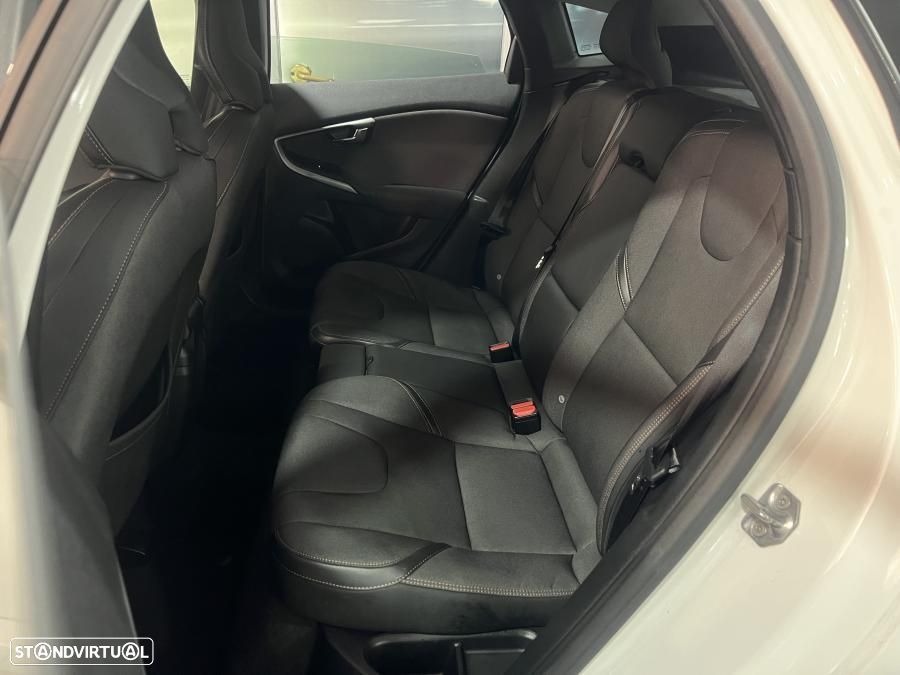 Volvo V40 Cross Country 2.0 D3 Summum - 19