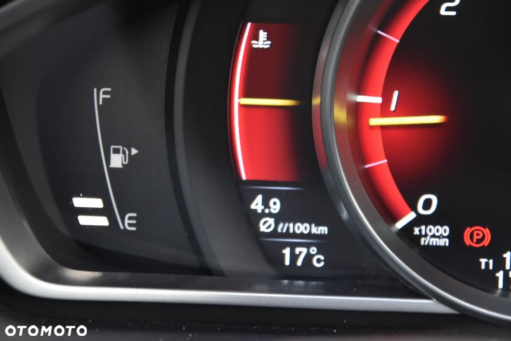 Volvo V40 D3 R-Design - 33