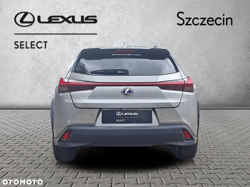 Lexus UX - 4