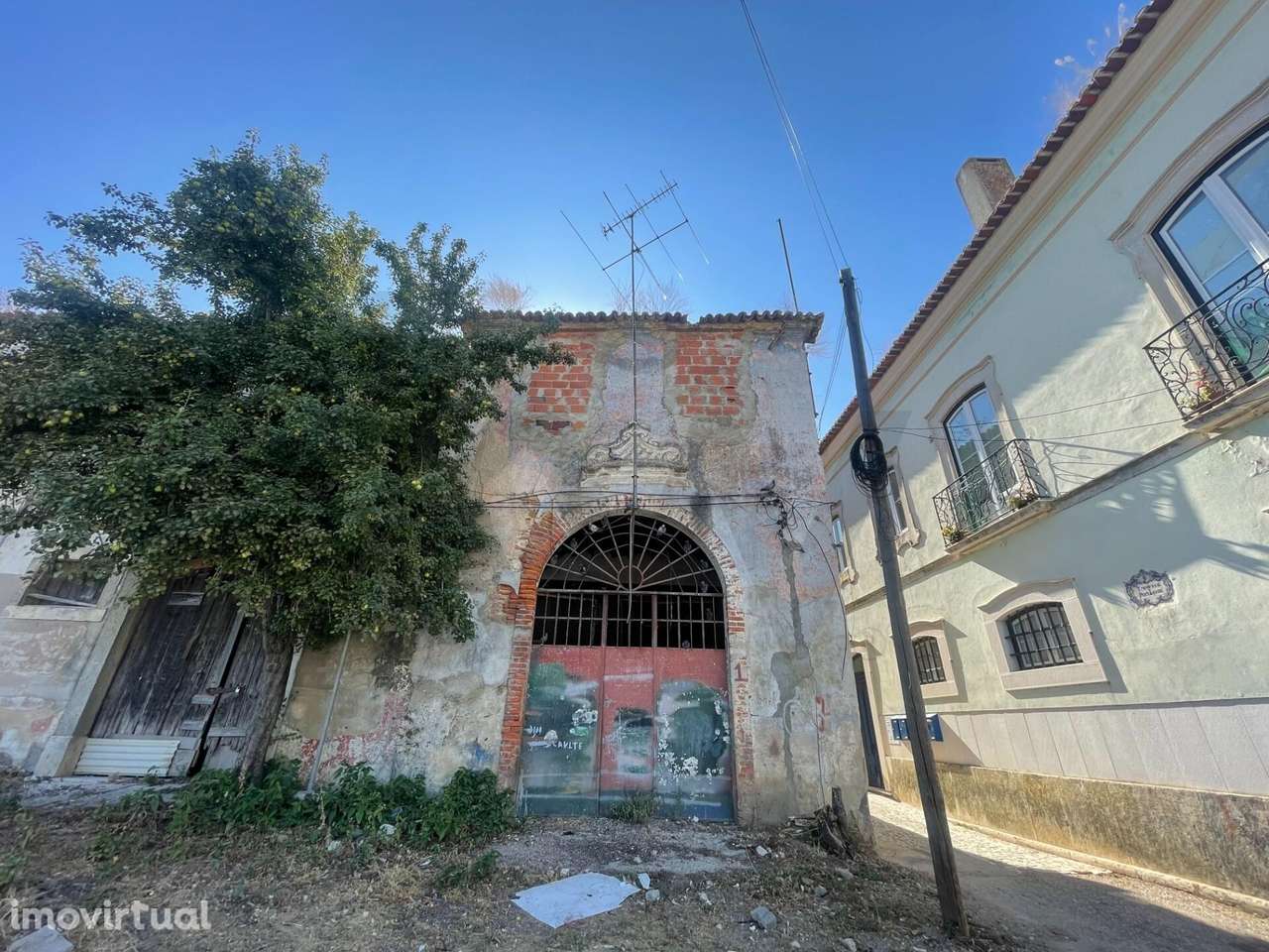 Moradia T4 para recuperar na Ribeirinha, Santarém - Grande imagem: 2/12