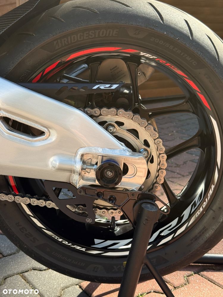 Yamaha R1 - 14