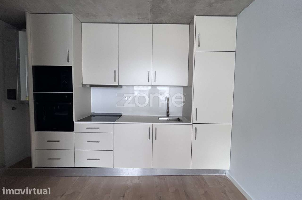 Apartamento T1 com varanda e garagem em Monte dos Burgos - Grande imagem: 4/19