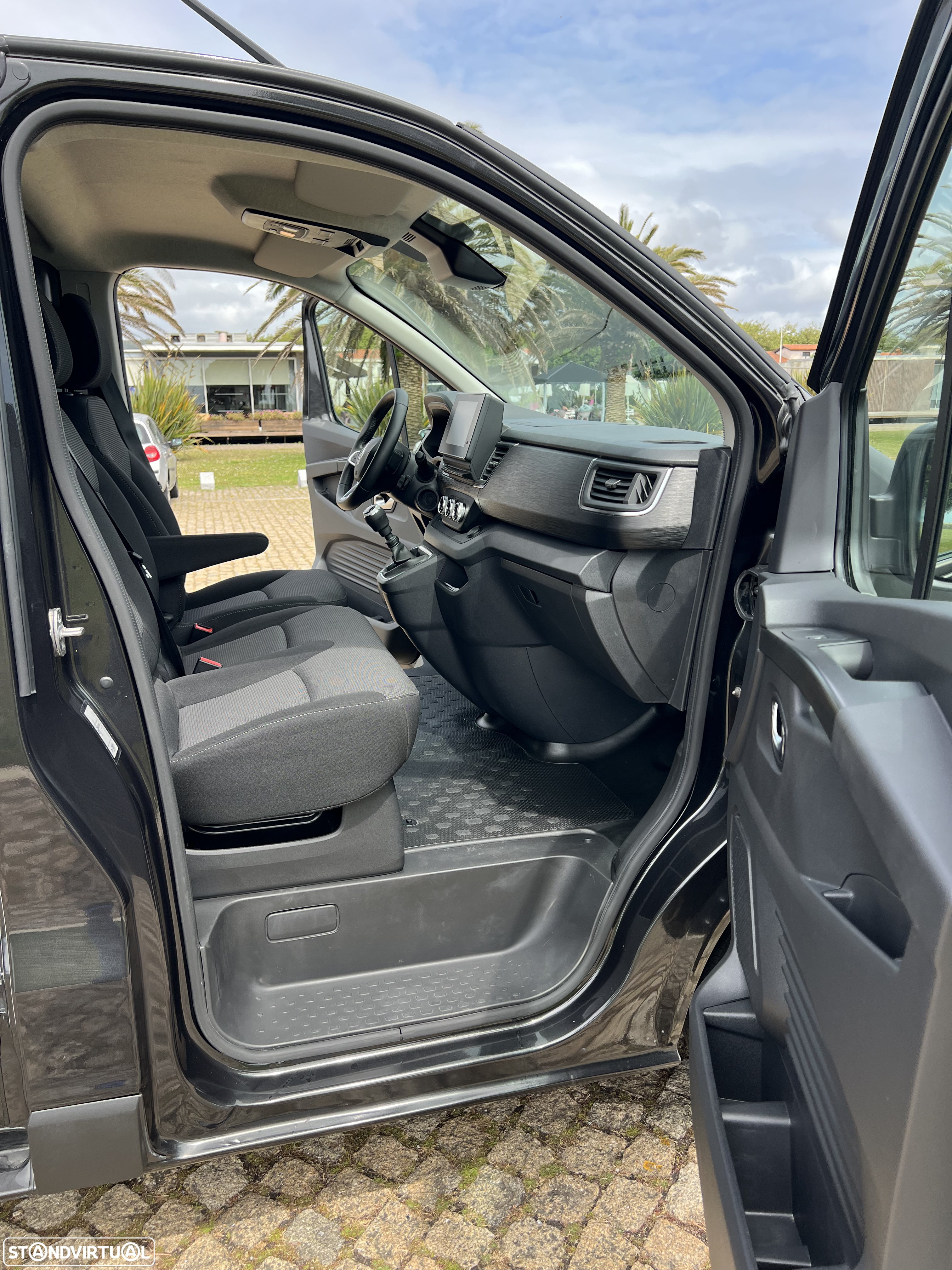 Renault Trafic Van 2.0 DCi 150cv c/ frio + caixa isotérmica - 17