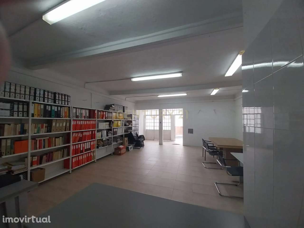Loja R/ch inserida dum prédio de habitações de 1º e 2º andares. - Grande imagem: 3/20