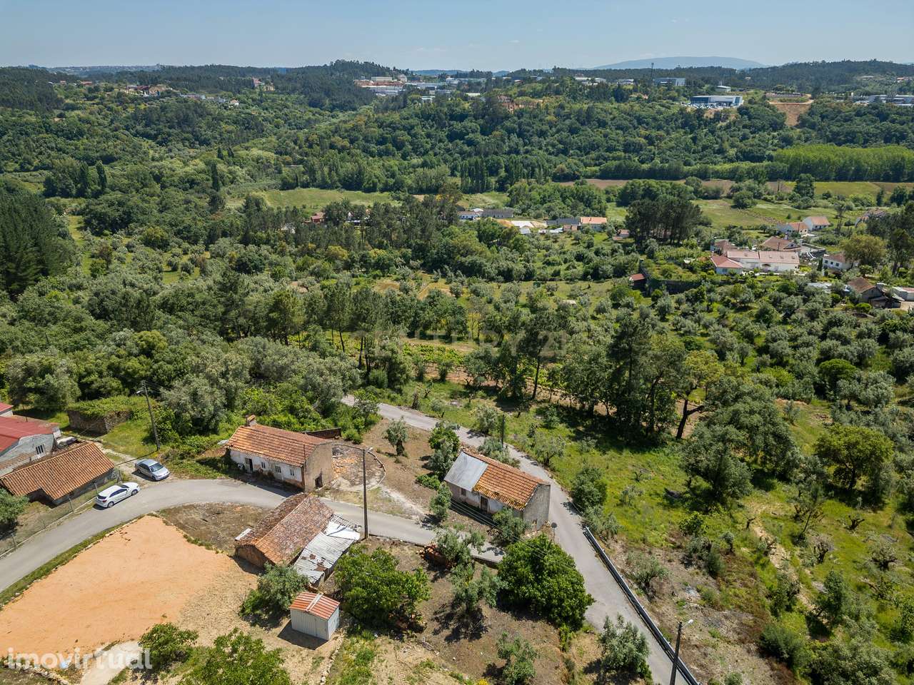 Conjunto de duas moradias para restauro e uma ruina para arrumos. - Grande imagem: 4/27