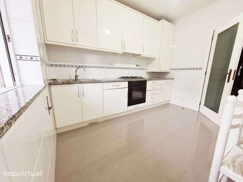 Apartamento T2 com Garagem e Arrecadação