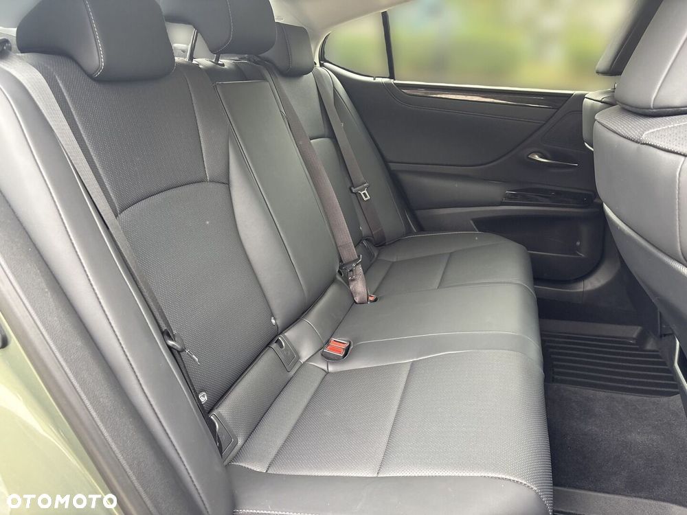 Lexus ES 300h Business Edition - 16