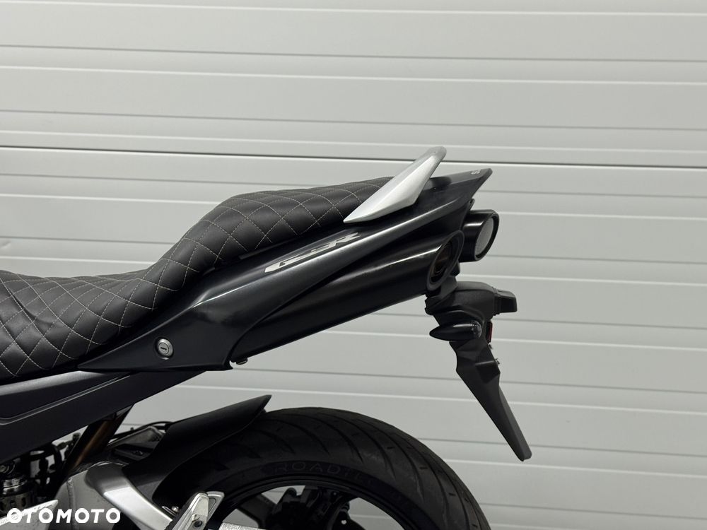 Suzuki GSR - 16
