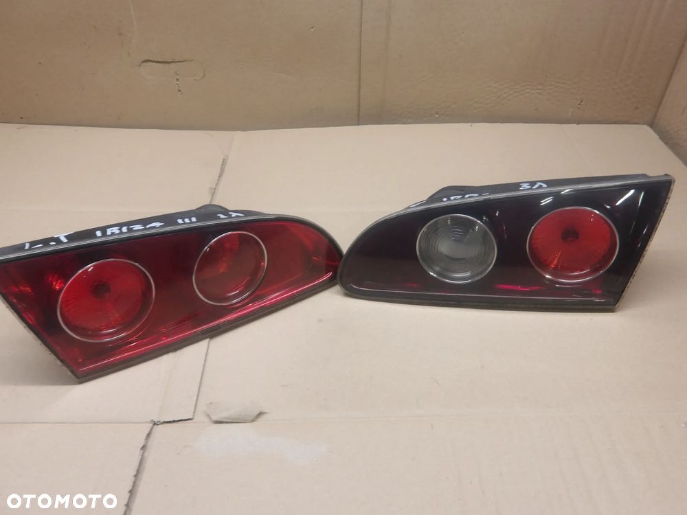 SEAT IBIZA III 06-09 1.4B 3D LAMPA TYLNA PRAWA LEWA TYŁ W KLAPE 6L69450963F - 1