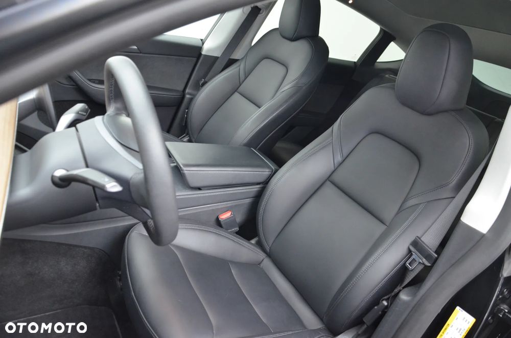 Tesla Model Y Long Range AWD - 11