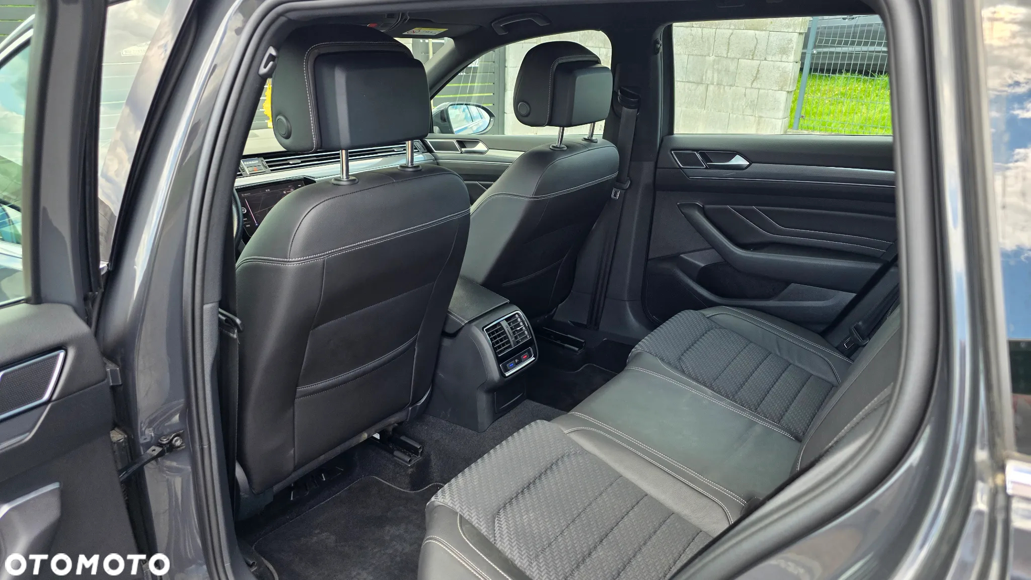Volkswagen Passat Variant 2.0 TDI SCR DSG R-Line - 17