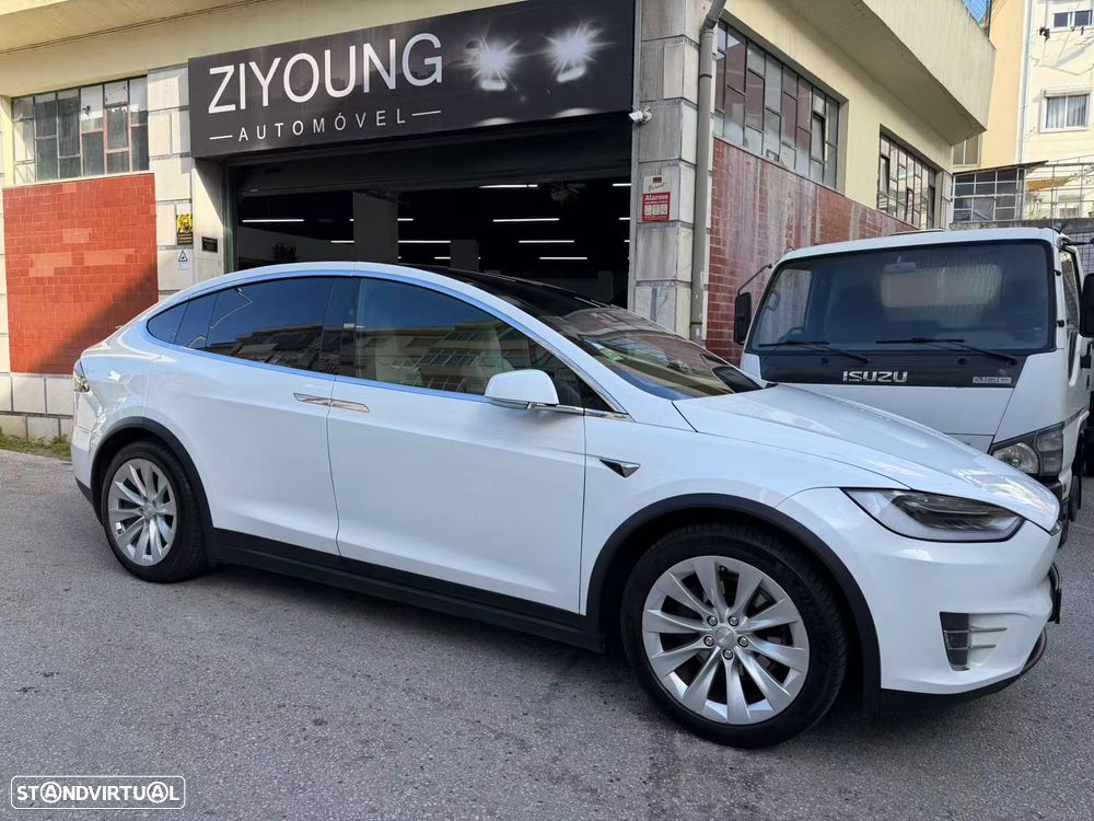 Tesla Model X - 15
