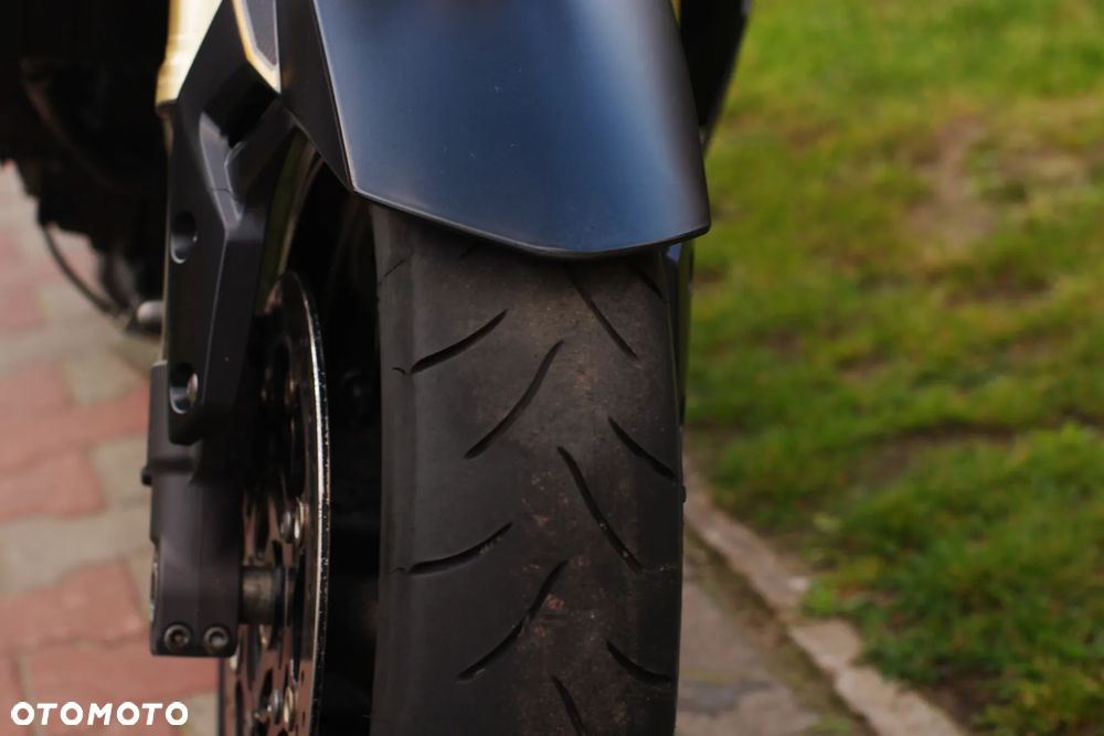 Suzuki GSR - 12