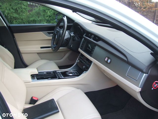 Jaguar XF 35t Prestige - 15