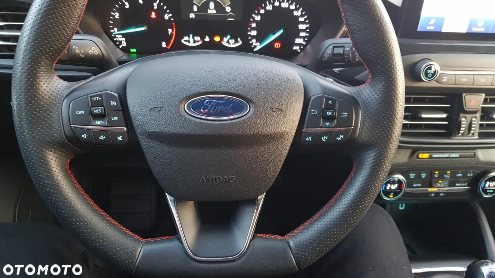 Ford Focus 1.0 EcoBoost Hybrid ST-LINE X - 24