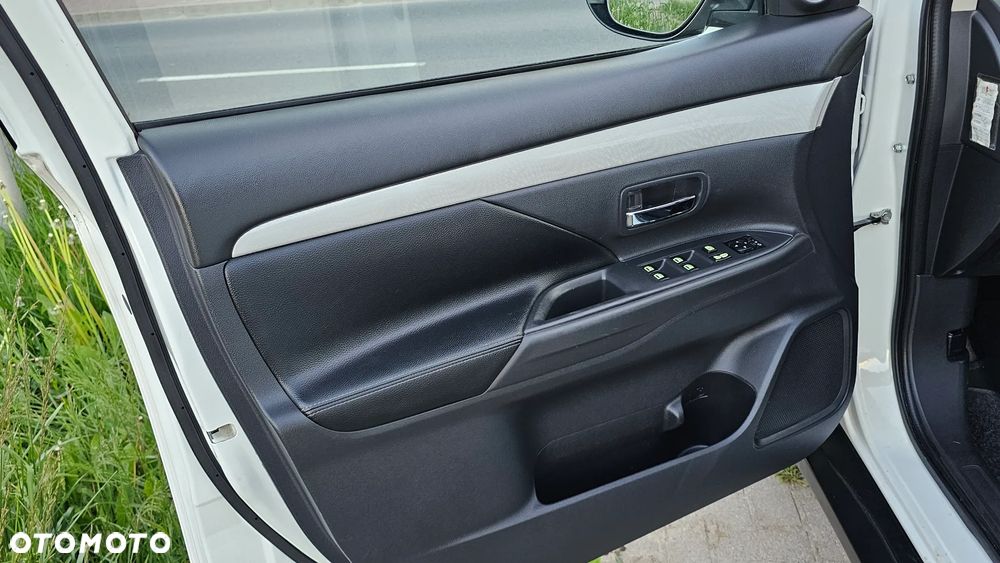 Mitsubishi Outlander Instyle NAVI + - 35