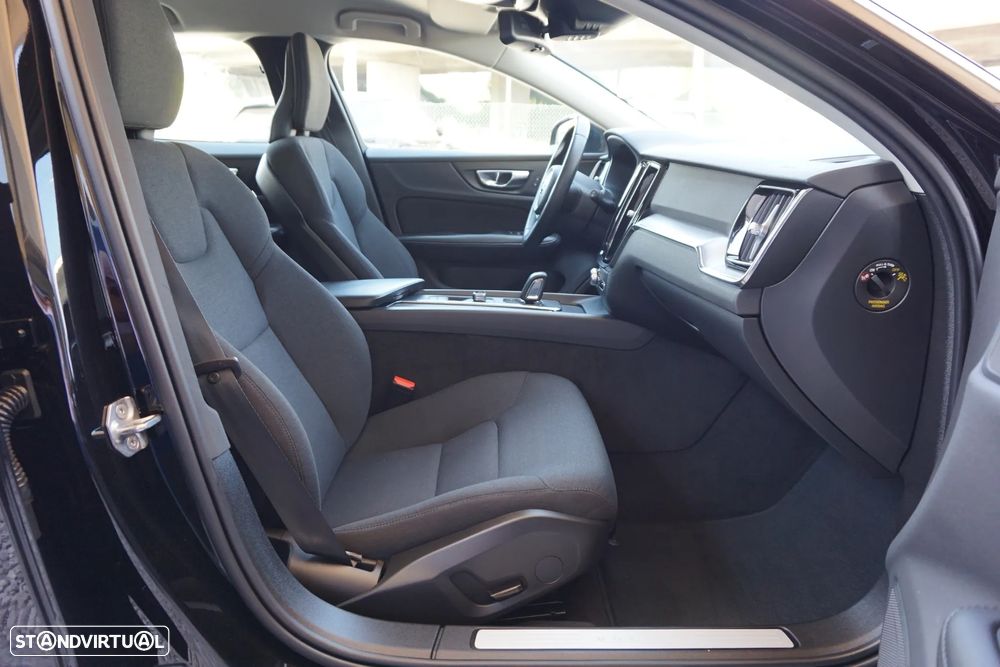 Volvo V60 2.0 B4 Momentum Core Geartronic - 19