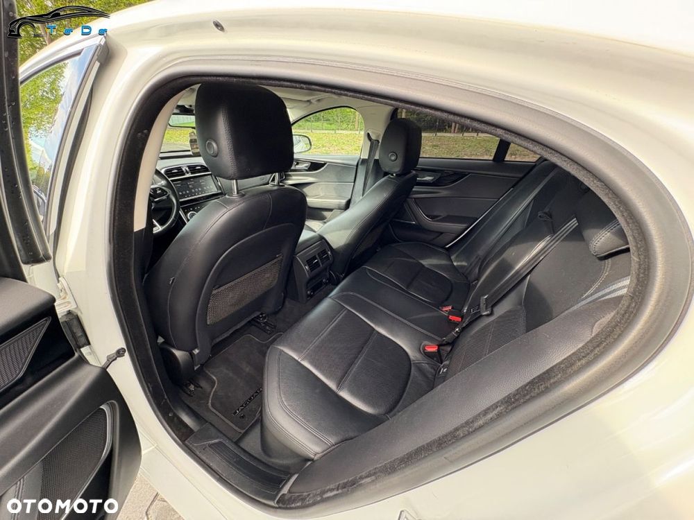 Jaguar XE 2.0 D R-Sport - 24