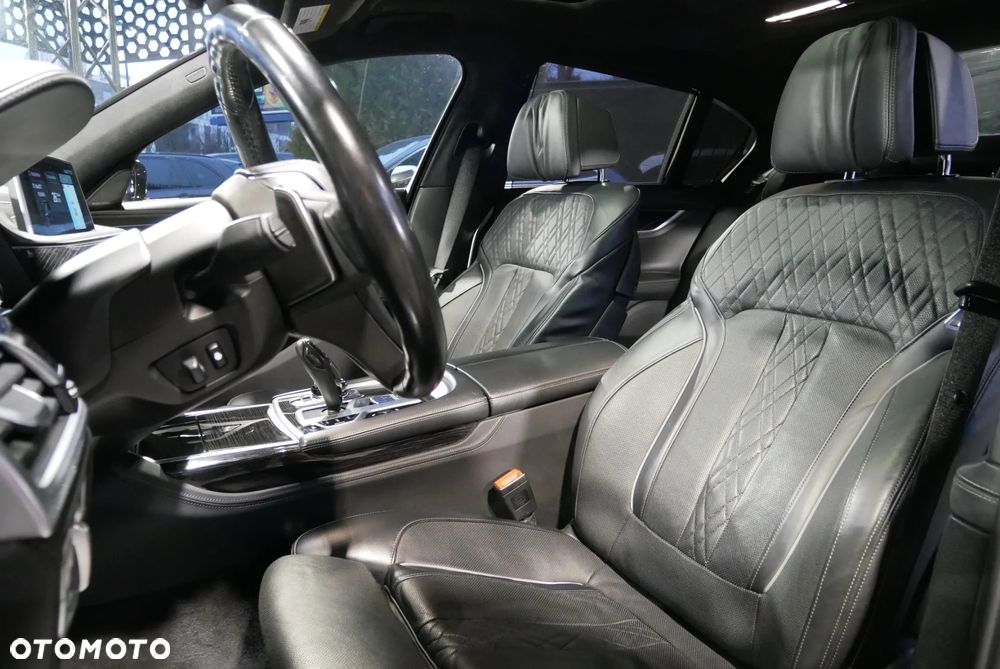 BMW Seria 7 750i xDrive - 11